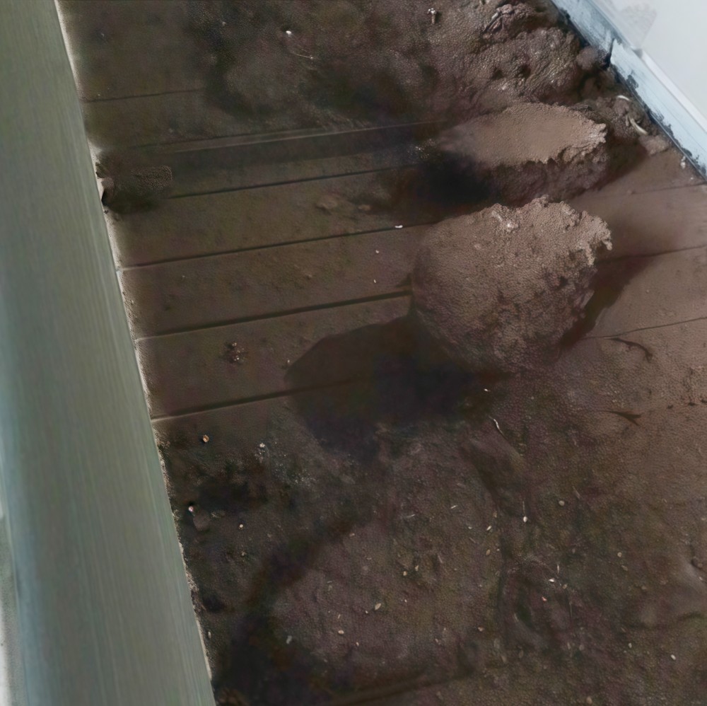 滿是鐵銹的廢鋼渣送入破碎機,瞬間褪去舊貌,煥顏一新。